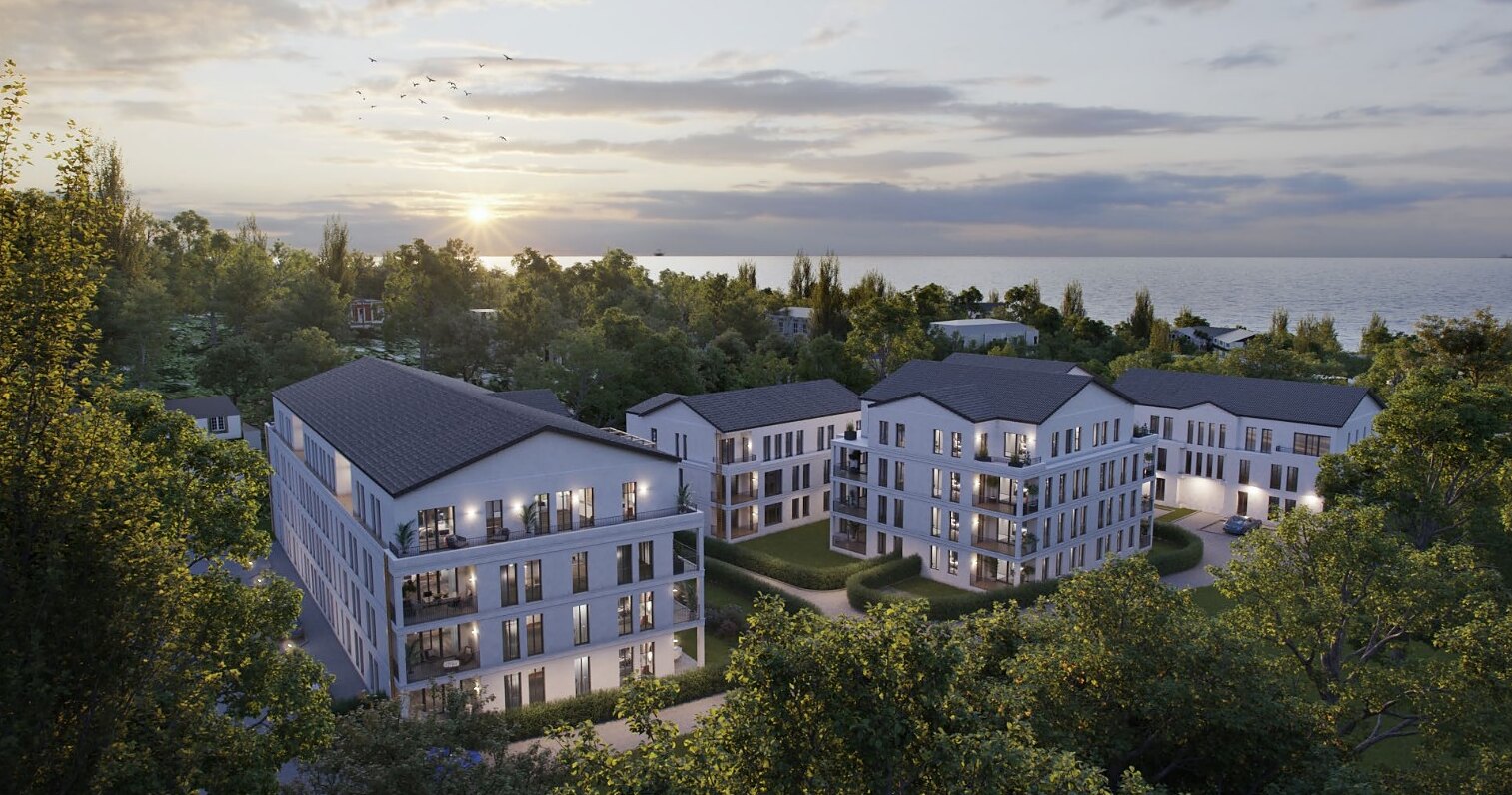 Visualisierung der geplanten Häuser am bewaldeten Hang über Sassnitz in der Abendsonne, dahinter die Ostsee