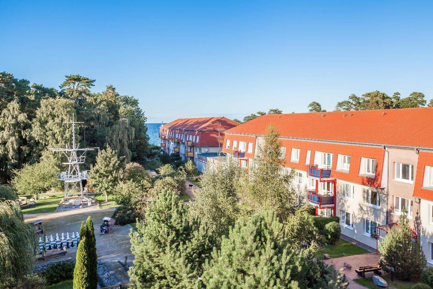 Blick über die Anlage mit Gärten und Häusern