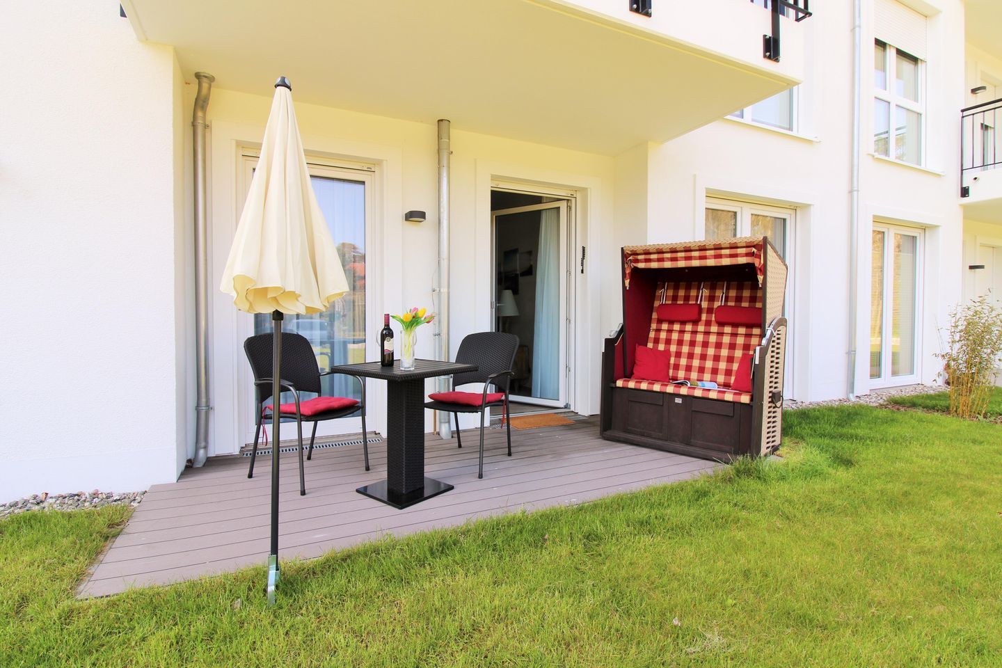 Terrasse mit Strandkorb vor einer Erdgeschosswohnung