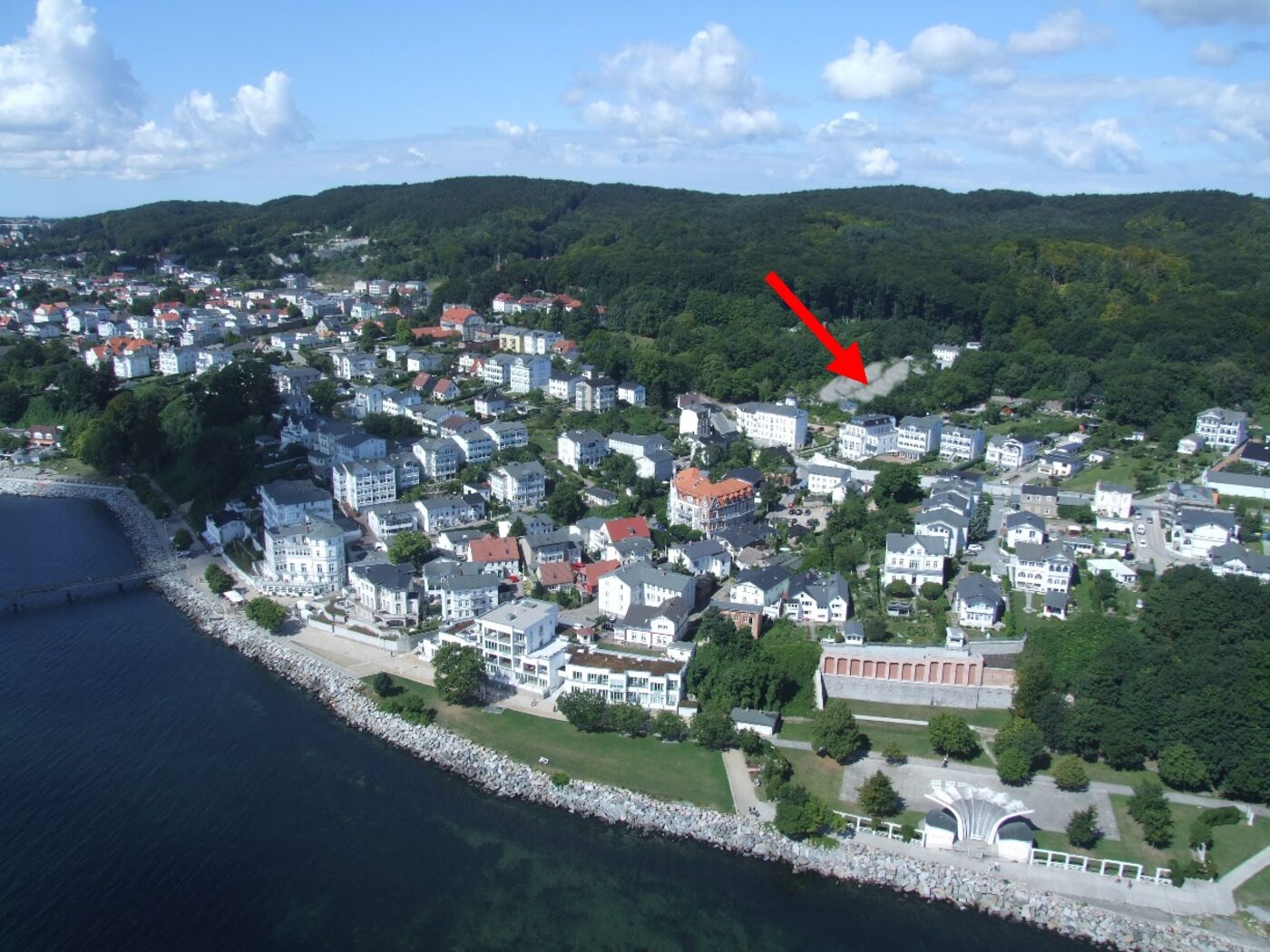 Luftbild über die Promenade von Sassnitz zum bewaldeten Hang mit dem Grundstück