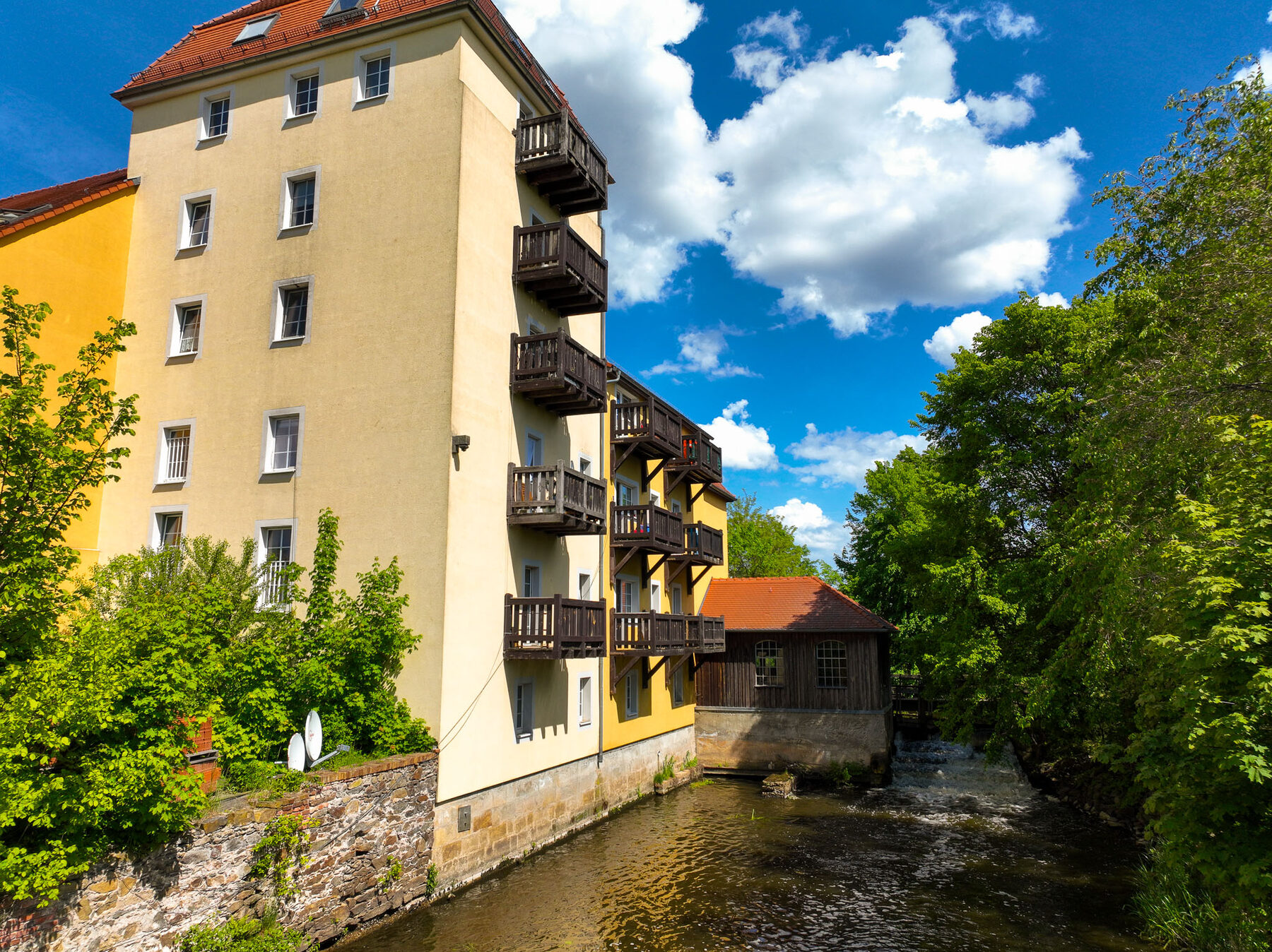 Mühlenturm mit Balkonen direkt am Mühlgraben